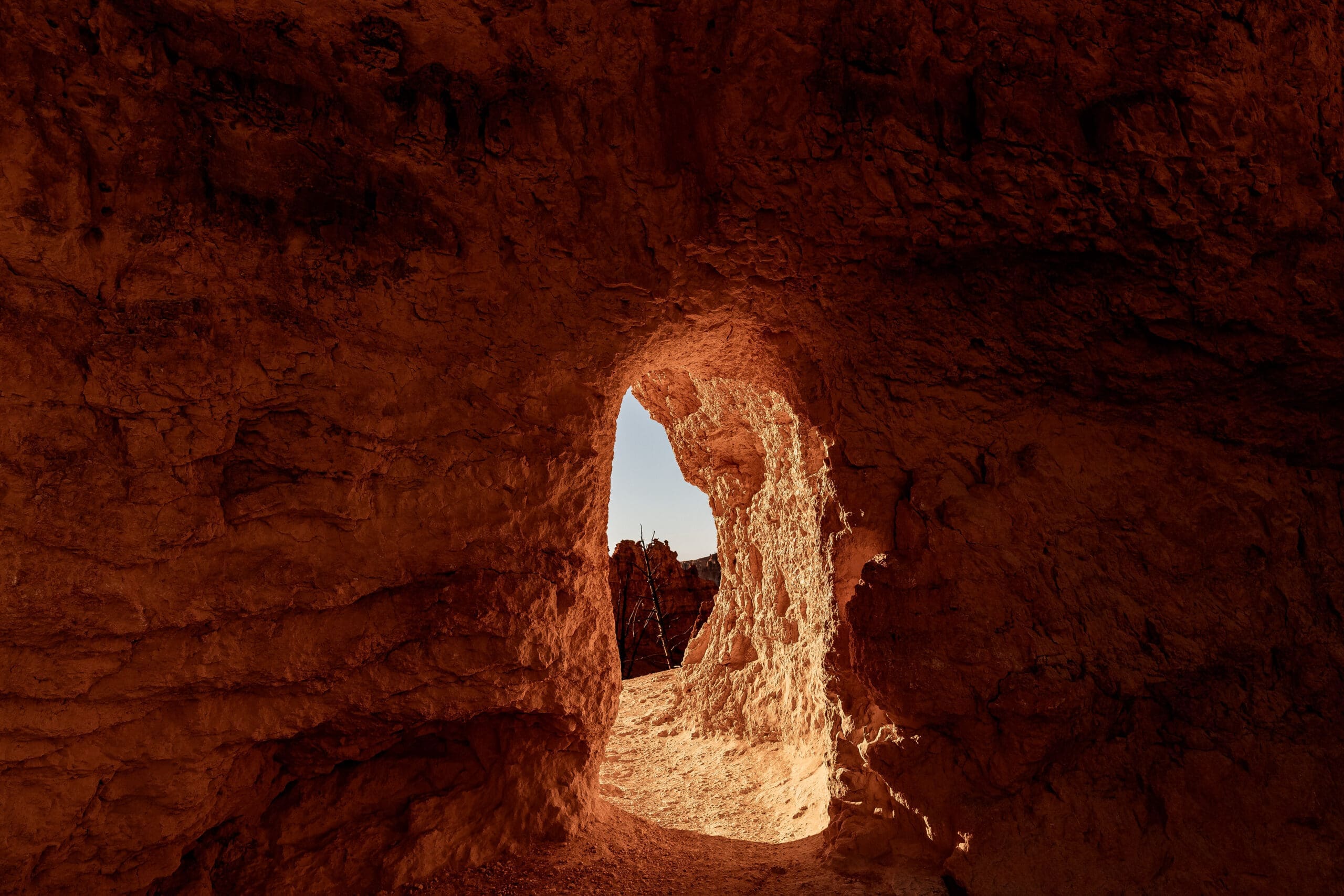 Rock tunnel along the Navajo Loop Trail in Bryce Canyon for a Bryce Canyon elopement